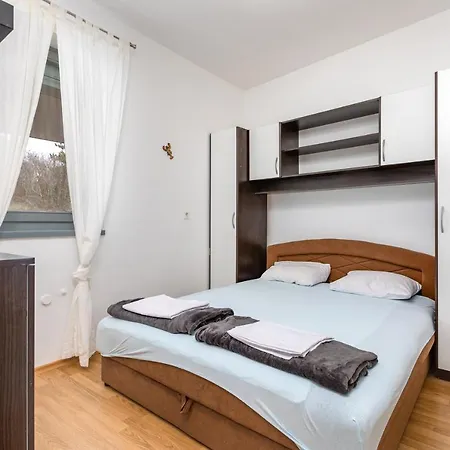 Apartment Apartman Leona *